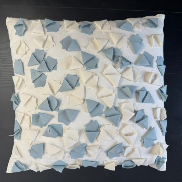 DKNY Bed Bath & Beyond Decorative Pillow Square Cream & Blue Accent 12x12 - Picture 1 of 7